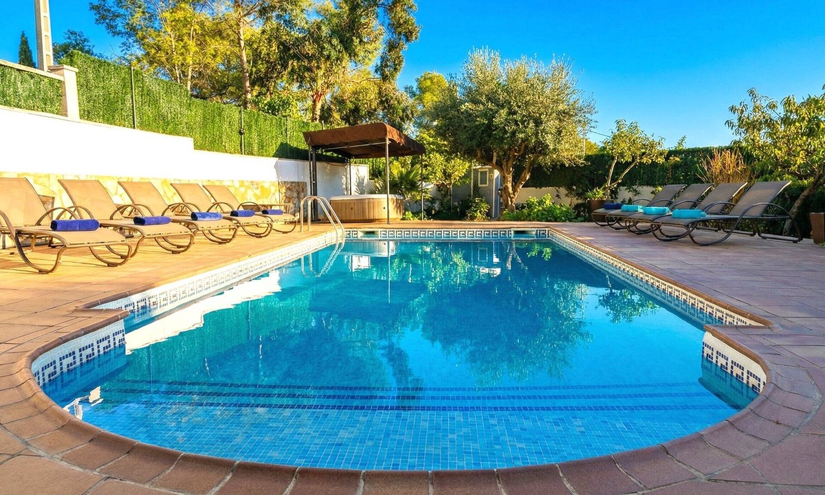 Sitges Villa | 15 min. drive/Sitges Villa Lluna Pool XXL A/C 16 people by Weekly Villas