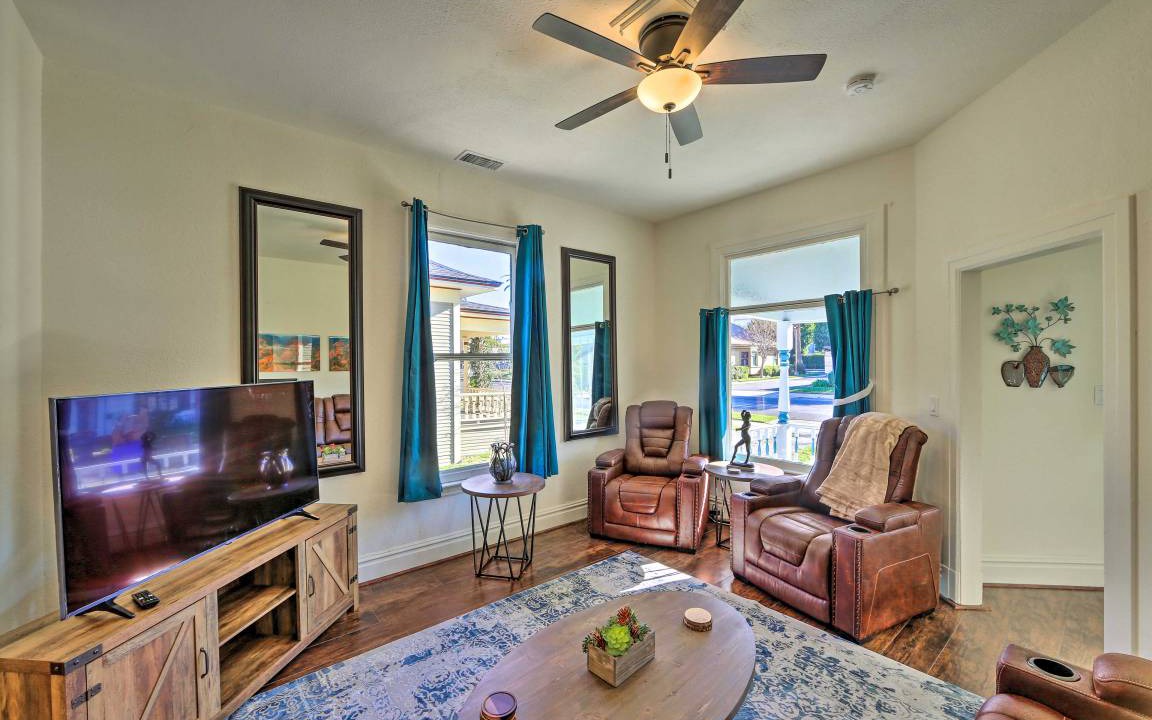 Downtown Riverside House | 167 m² House ∙ 3 bedrooms ∙ 8 guests