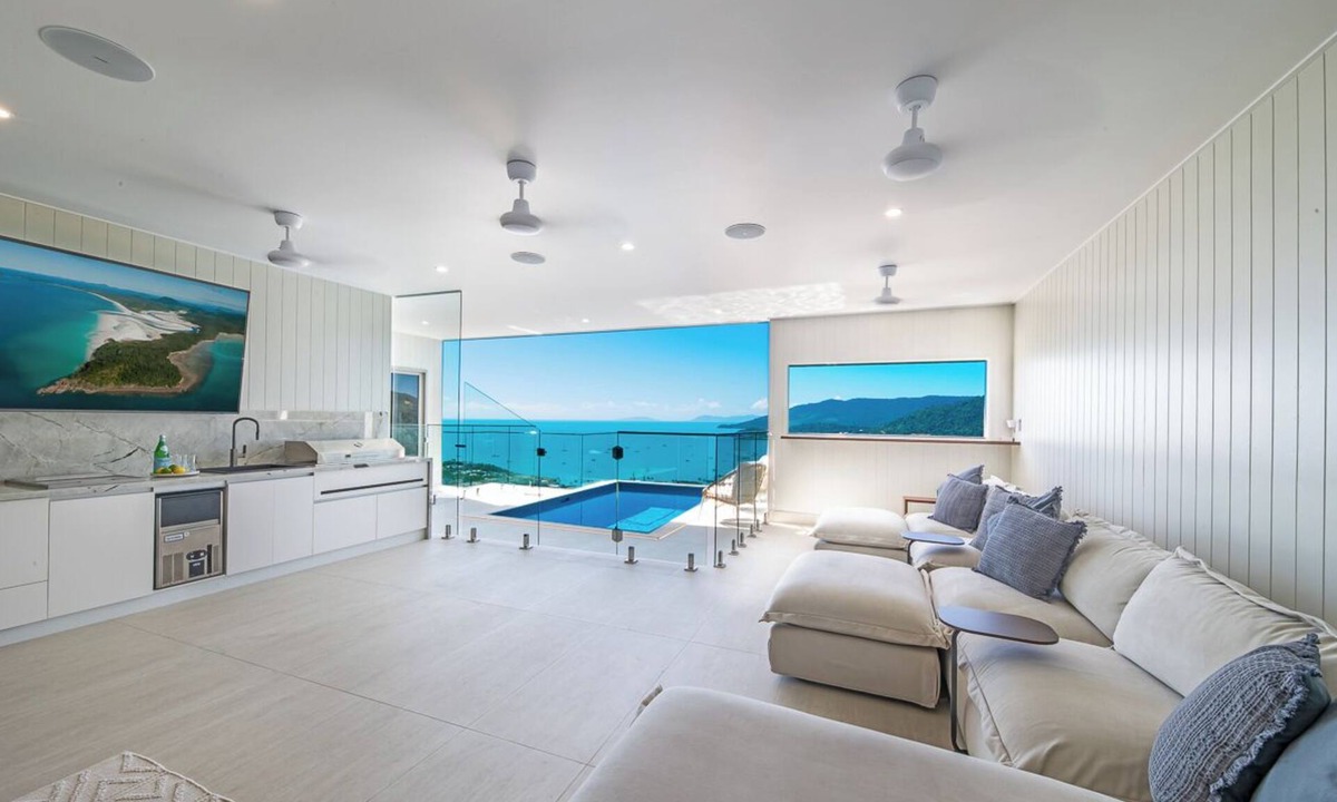 Airlie Beach House | 180 Degree Ocean Views - 5 Bedroom - Heated Magnesium Swimming Pool