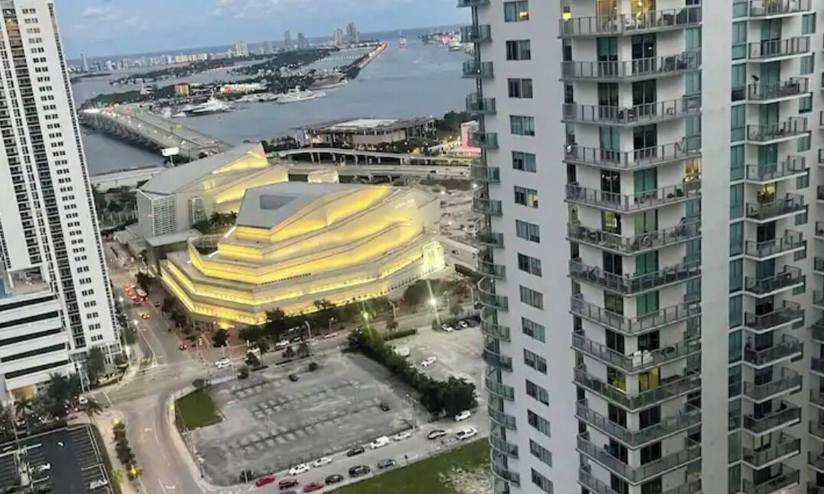 Town Square House | 1bed-1ba in downtown Miami with WiFi, fitness room, pool. Near all entertainment