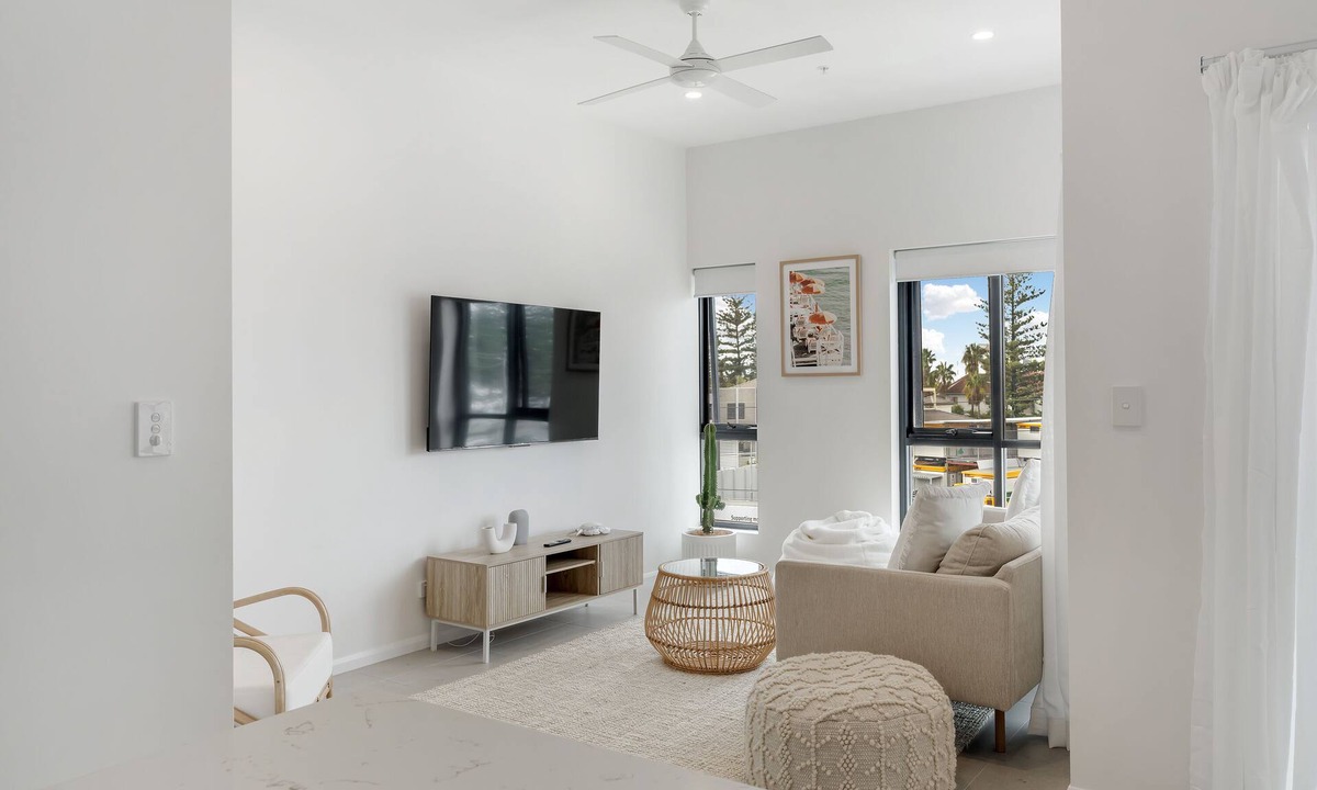 Miami Apartment | 2 Bed, 2 Bath Ocean View Apt! Parking, 250m to Beach