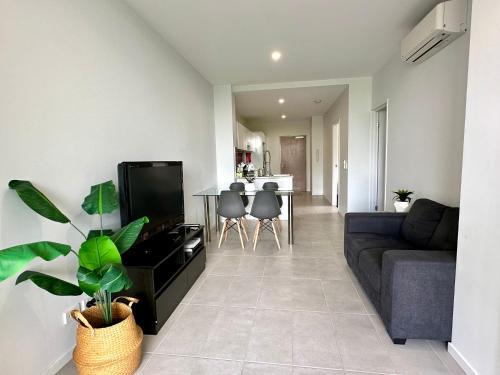 Upper Mount Gravatt Apartment | 2 Bedroom aparment with Views and parking in Garden City