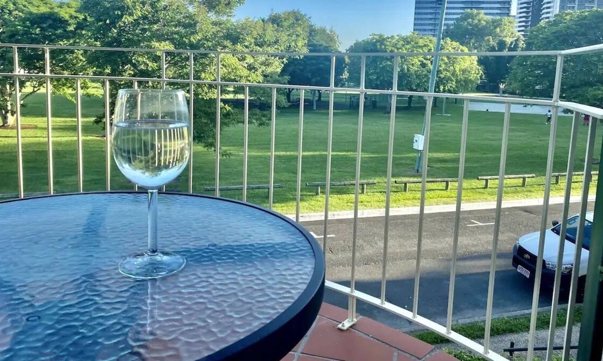 East Brisbane Apartment | 2 bedroom, overlooking park, 5min to city.