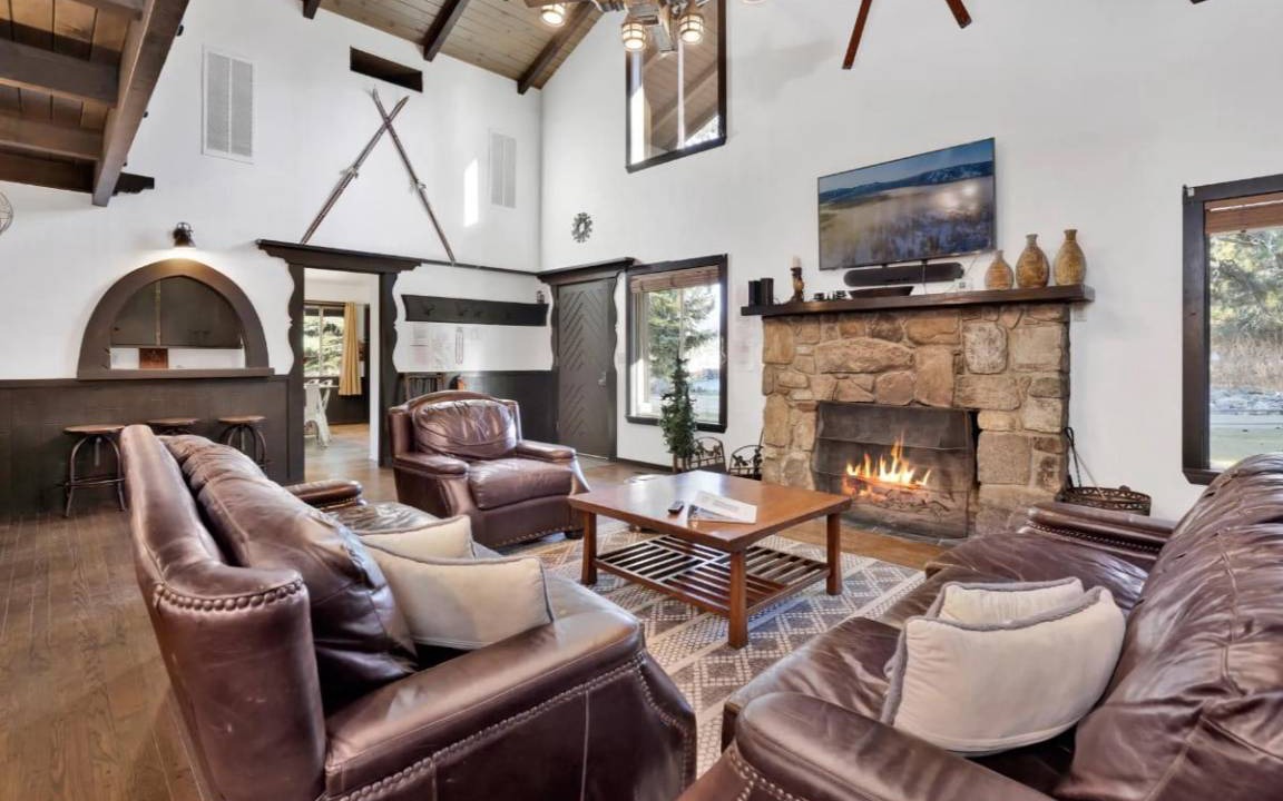 Big Bear Hotel | 232 m² Hotel ∙ 6 bedrooms ∙ 24 guests