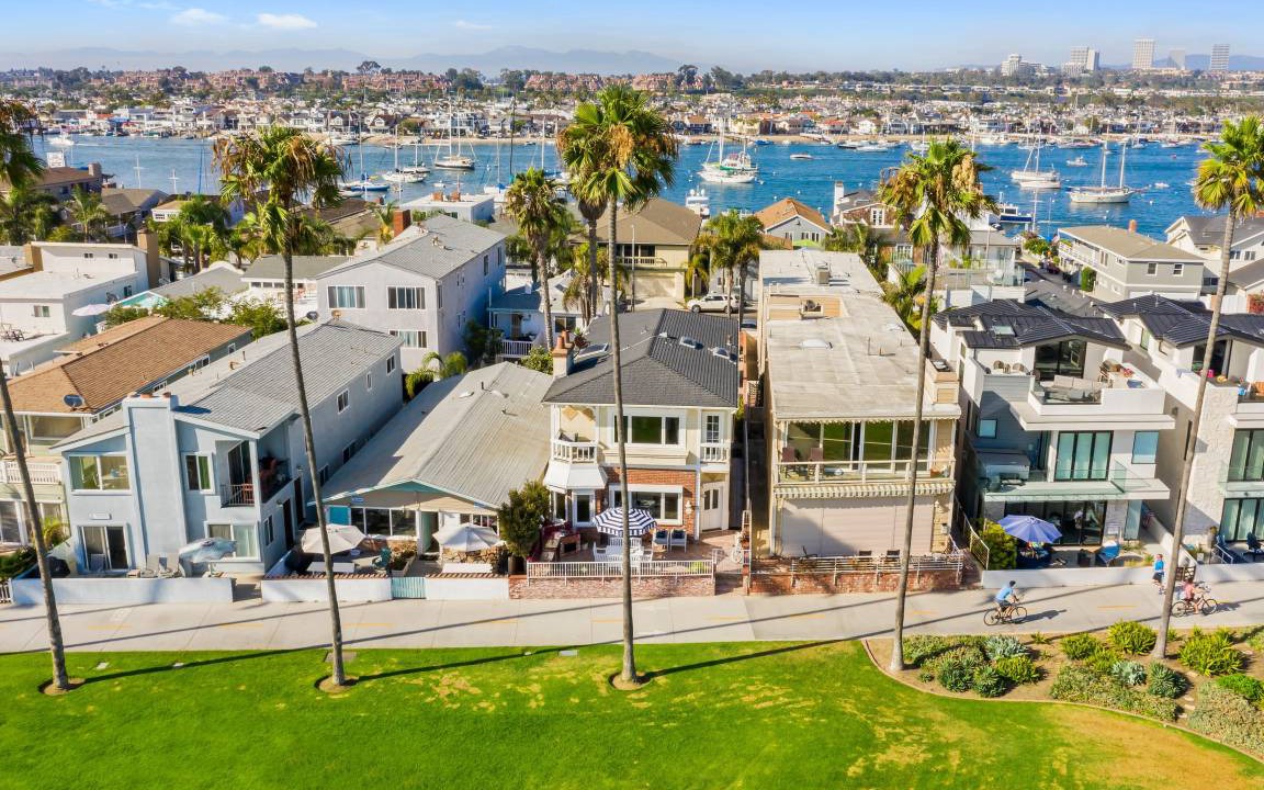 Balboa Peninsula House | 245 m² House ∙ 5 bedrooms ∙ 13 guests