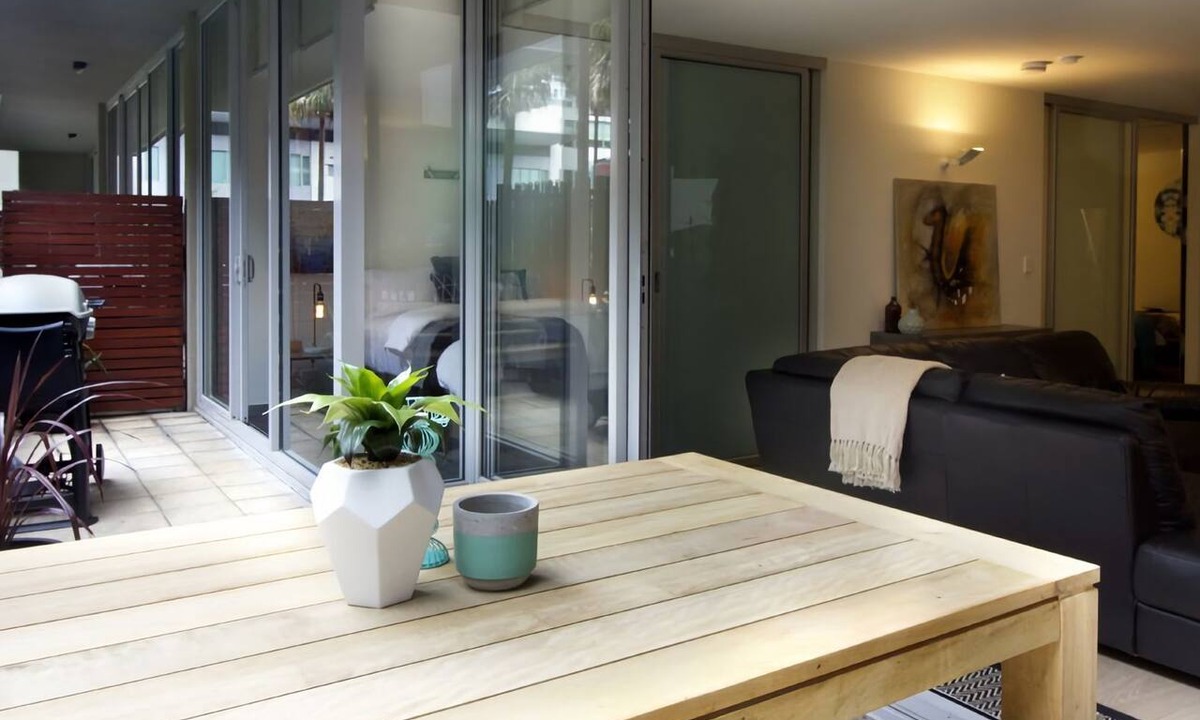 Port Melbourne Apartment | 250m from the beach.Gym/lap pool access,Parking, pet friendly, outdoor area, BBQ
