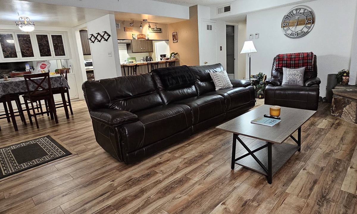 South Lake Tahoe Condo | 3 Bedroom 2 Bath Midtown Condo. Full Kitchen.Hot tub & Pool.
