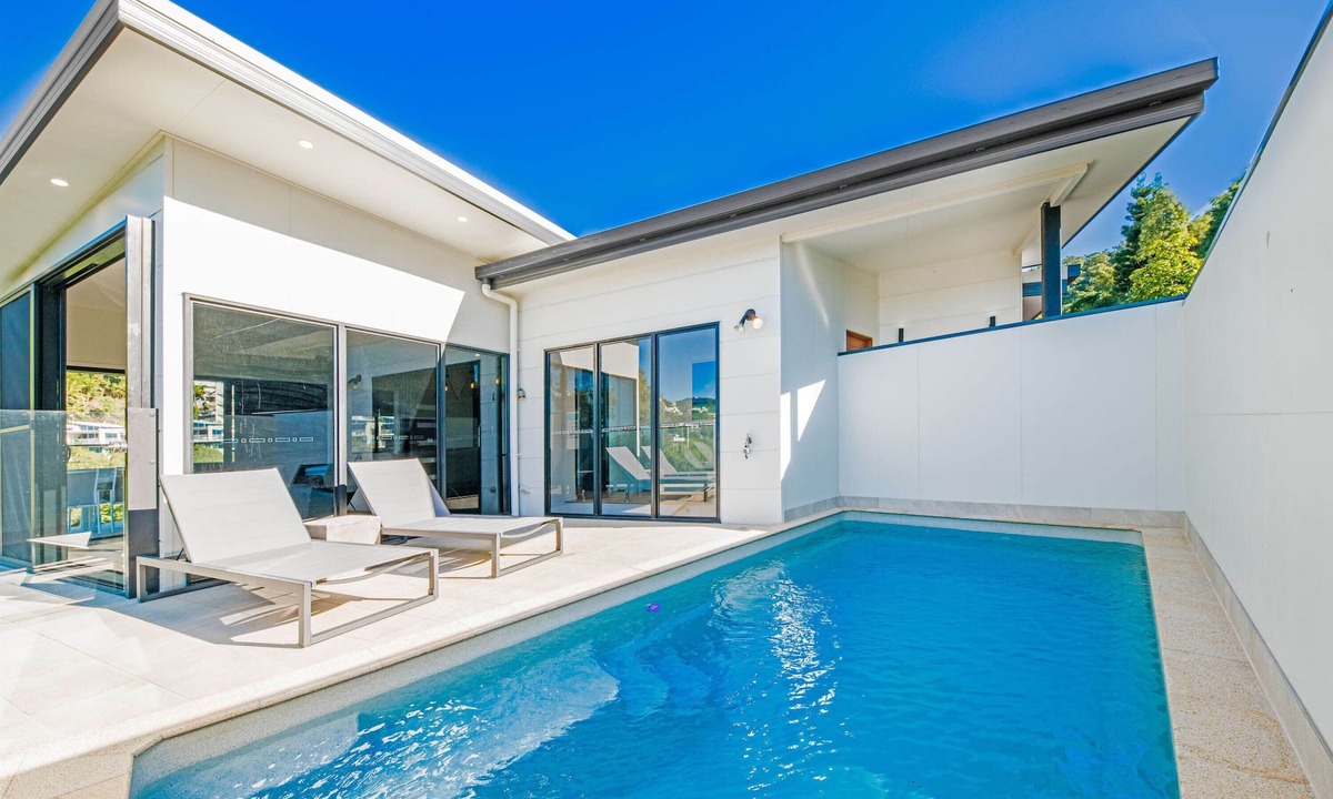 Airlie Beach House | 3 Bedroom Holiday Home, Valley Views in the heart of Airlie Beach