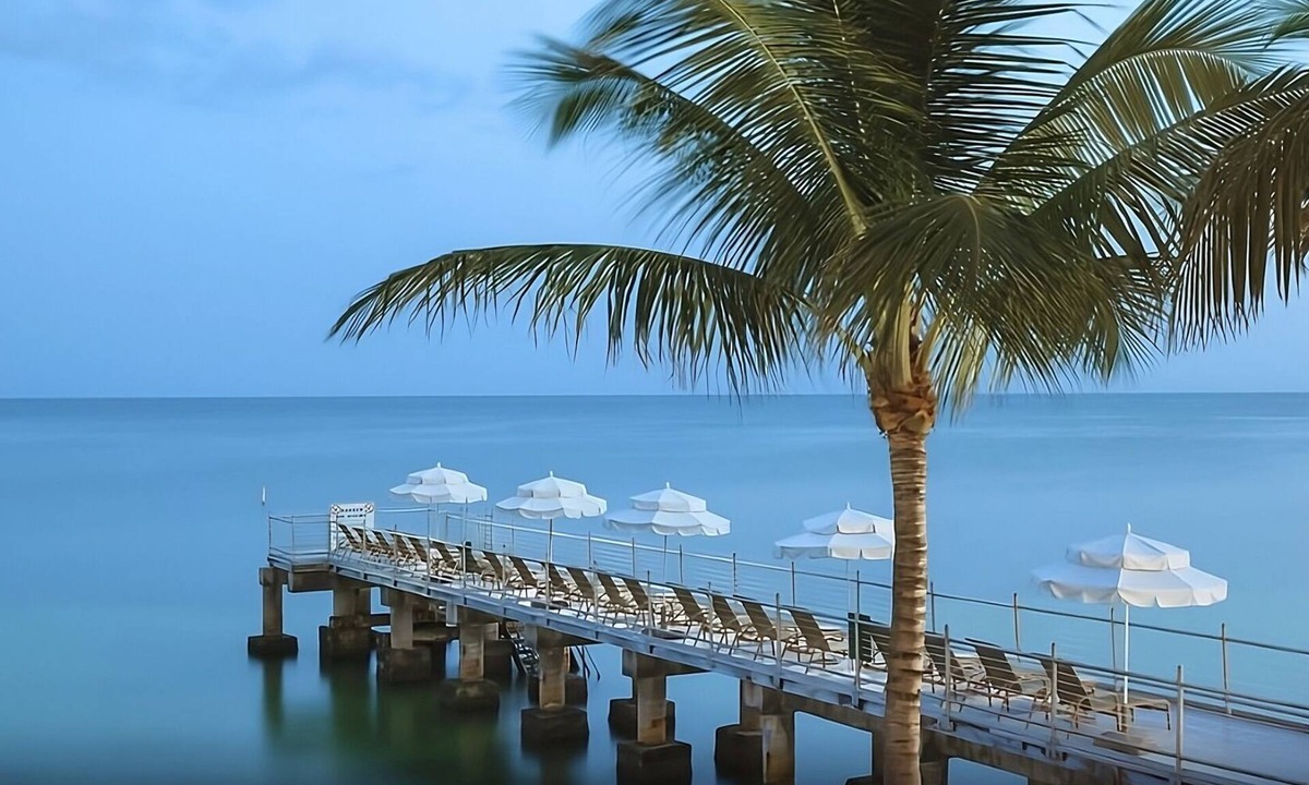 Uptown - Upper Duval House | 3 Partial Ocean View Rooms w/Balcony & 2 Queen Beds at Southernmost Beach Resort