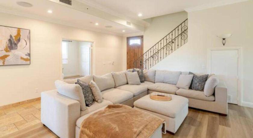 Thousand Oaks House | 302 m² House ∙ 5 bedrooms ∙ 12 guests