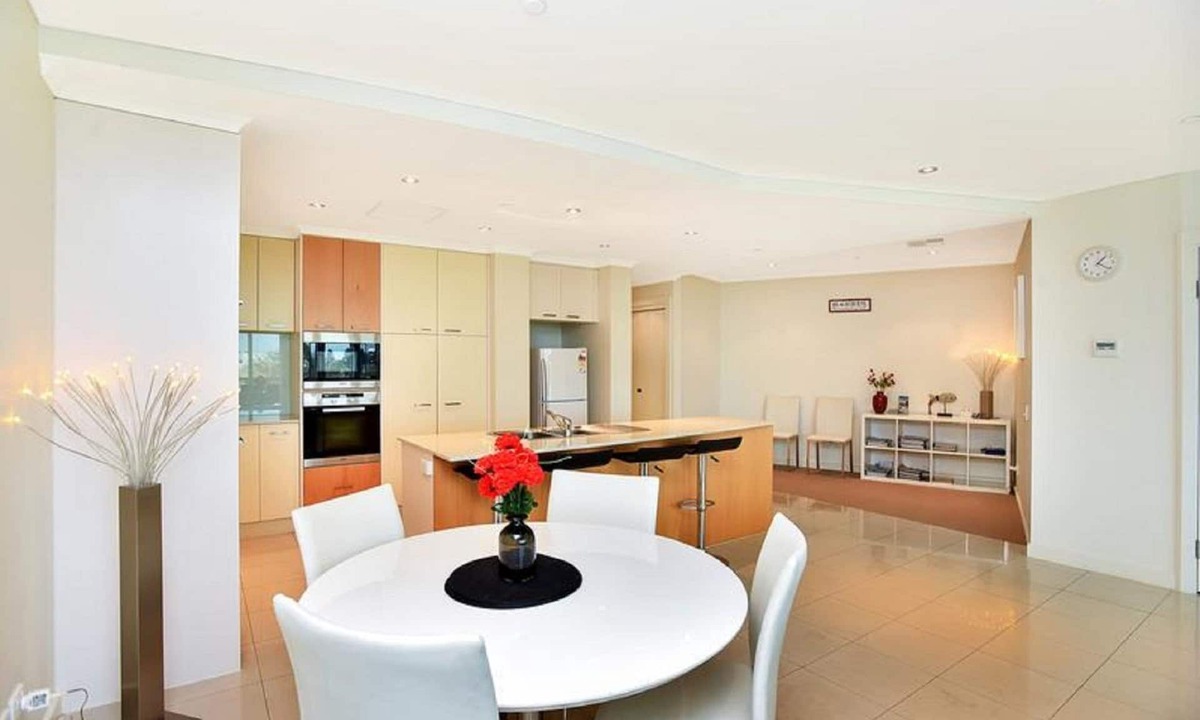 Victor Harbor Apartment | 3BR Penthouse w/Ocean Views – Pool, Spa Bath, Tennis Court & Secured Parking | Ideal for Extended Stays
