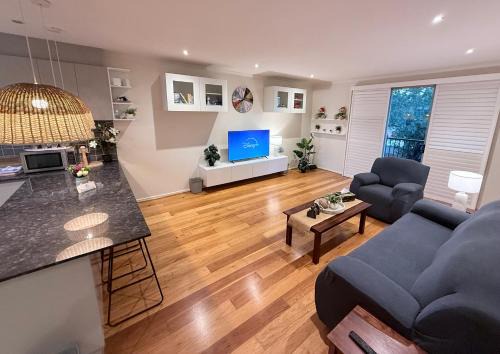 Maribyrnong House | 3BR Townhouse w Living Room Full Kitchen Laundry Internet Free Parking Trams Highpoint 6min City CBD 18min