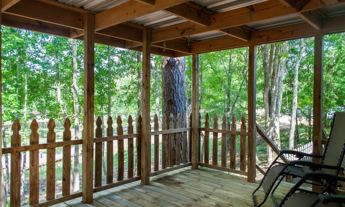 Ramer House | 4 bd rm, 2bth modular, feat. full ktch, private deck & grill at Kick Back Ranch.