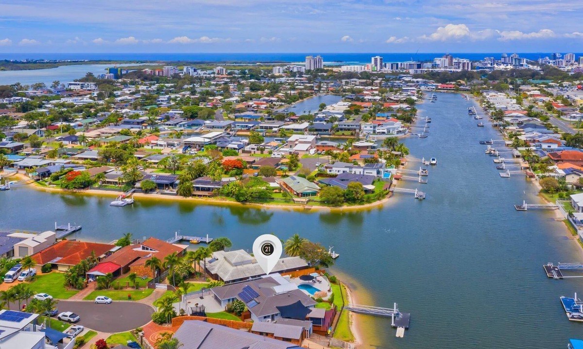 Maroochydore House | 4 bedroom waterfront house