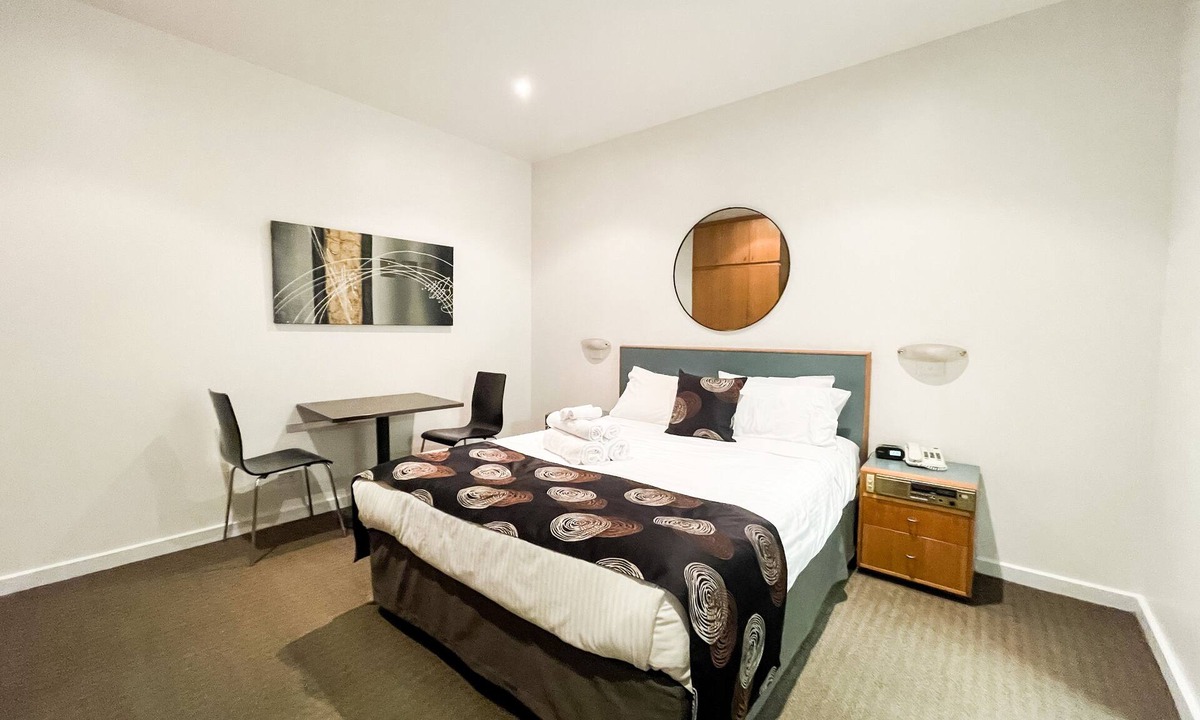 Adelaide Central Business District Hotel | 435 Ex hotel room suite in the city