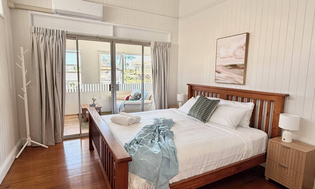 East Brisbane House | 5-min Walk to Gabba, Ferry & Cafés with City view