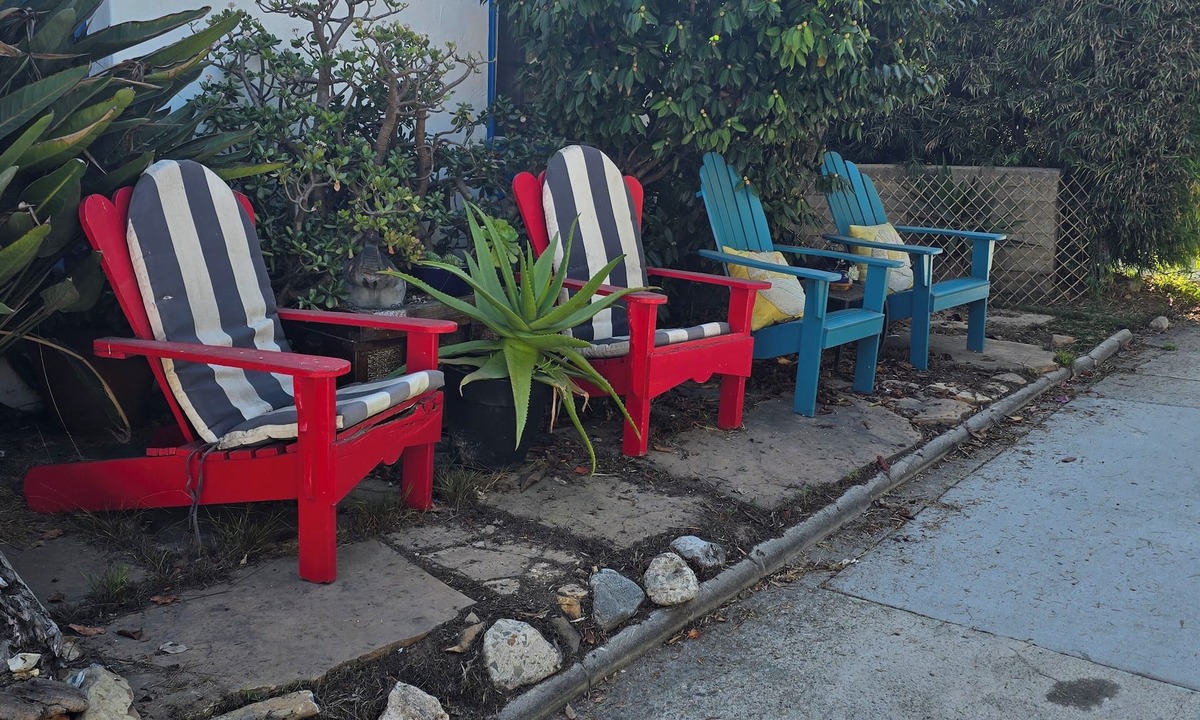 Downtown Apartment | 6 blocks to Santa Monica beach, great neighborhood