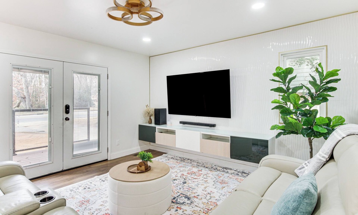 SouthPark House | 6 Mi to Spectrum Center: Spacious Getaway w/Deck
