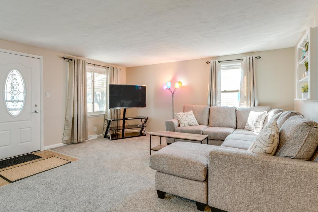 Cheektowaga House | 9 Mi to Dtwn Buffalo Family Escape with Fenced Yard