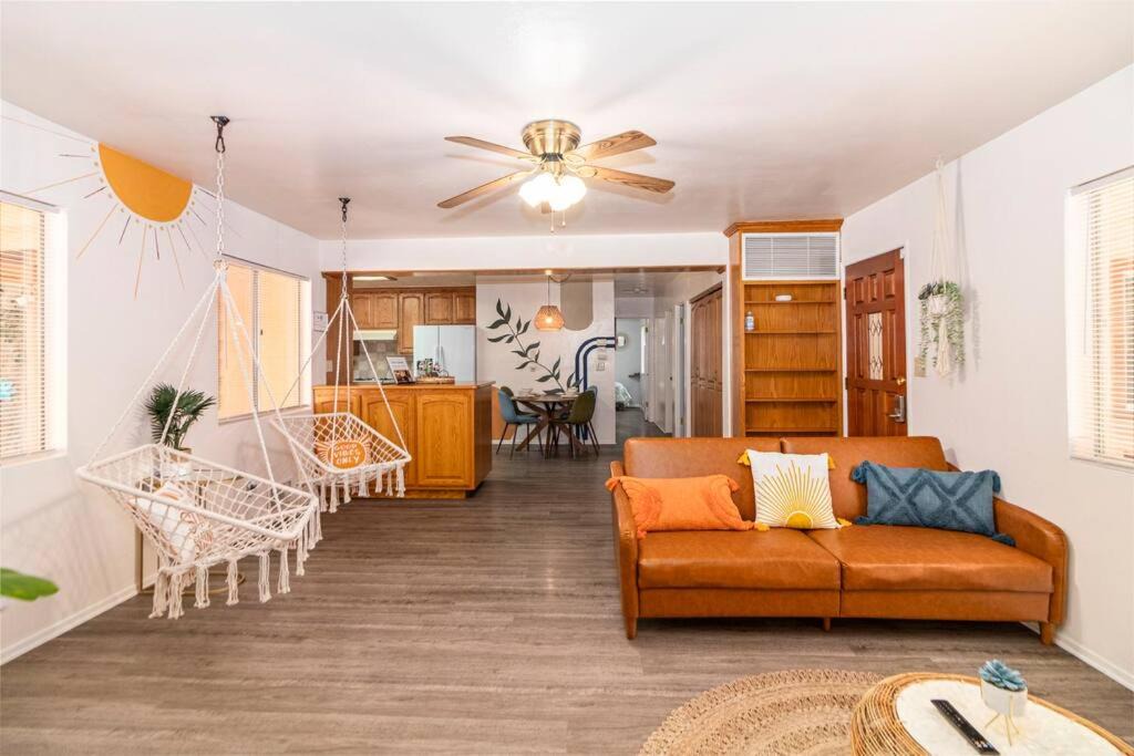 South Redlands House | 9min to Univ of Redlands Spacious Boho Home 5min to Downtown DISCOUNTS