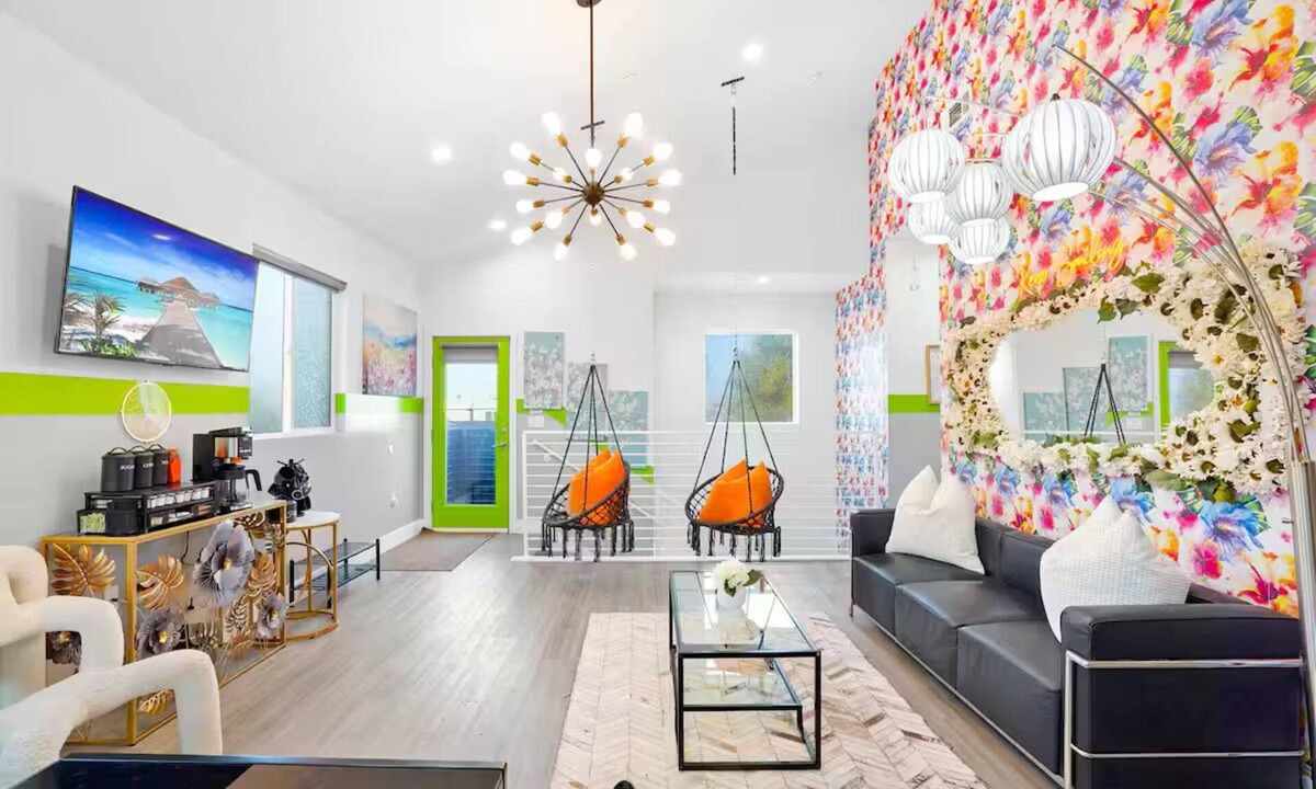 North Hollywood House | A. Stylish & Comfy NoHo Retreat: 5-Star Location - Hot Tub - Free Parking - BBQ!