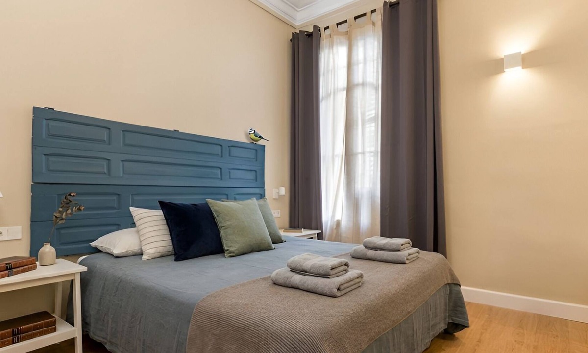 Sant Antoni Apartment | Acomodis Apartments - Comfy 15 Bedroom Group Flat in L’Eixample up to 27 people!