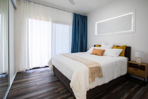 Oxley House | Affordable Private 1BR Parking Aircon Near Train