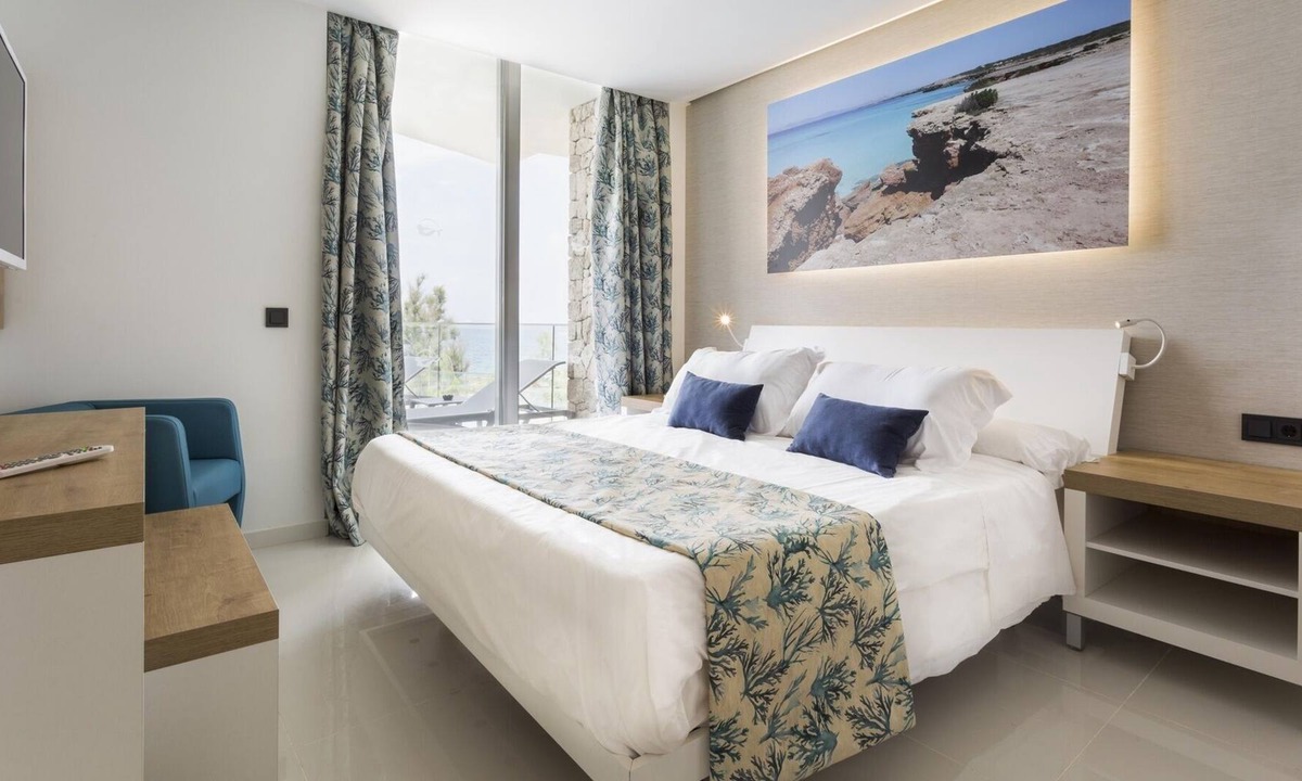 San Antonio Bay Resort | All-Inclusive Deluxe Master Suite, 2 Bedrooms, Roof Terrace at Sirenis Club Aura