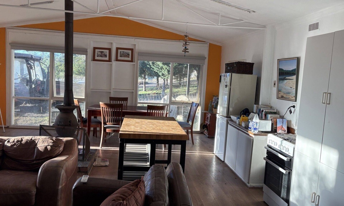 Strath Creek Cottage | An hour north of Melbourne - a simple comfortable abode on a horse hobby farm.