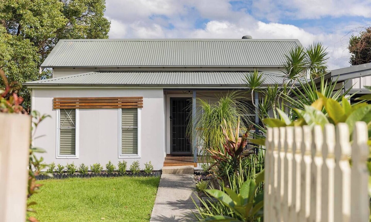 Charlestown House | Annies Cottage Relaxed Stay in Lake Macquarie