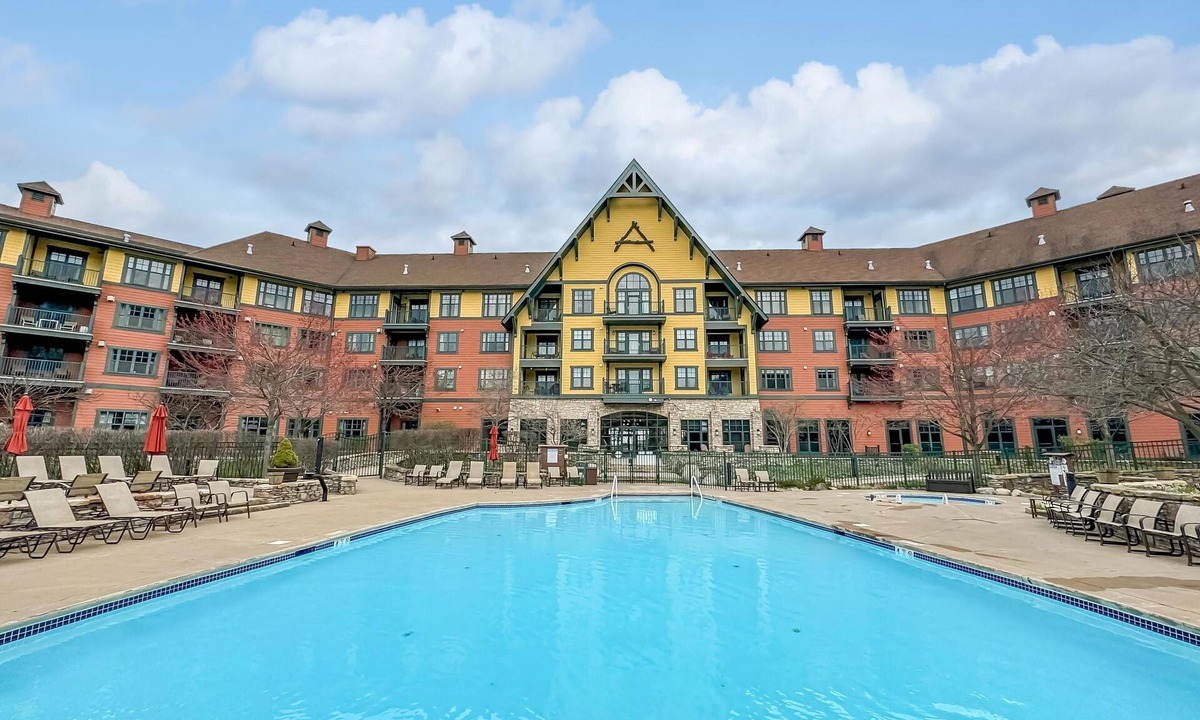 Vernon Condo | Appalachian @ Mtn Creek Pool Hot Tubs Sauna Gym Deck Mtn Front #324