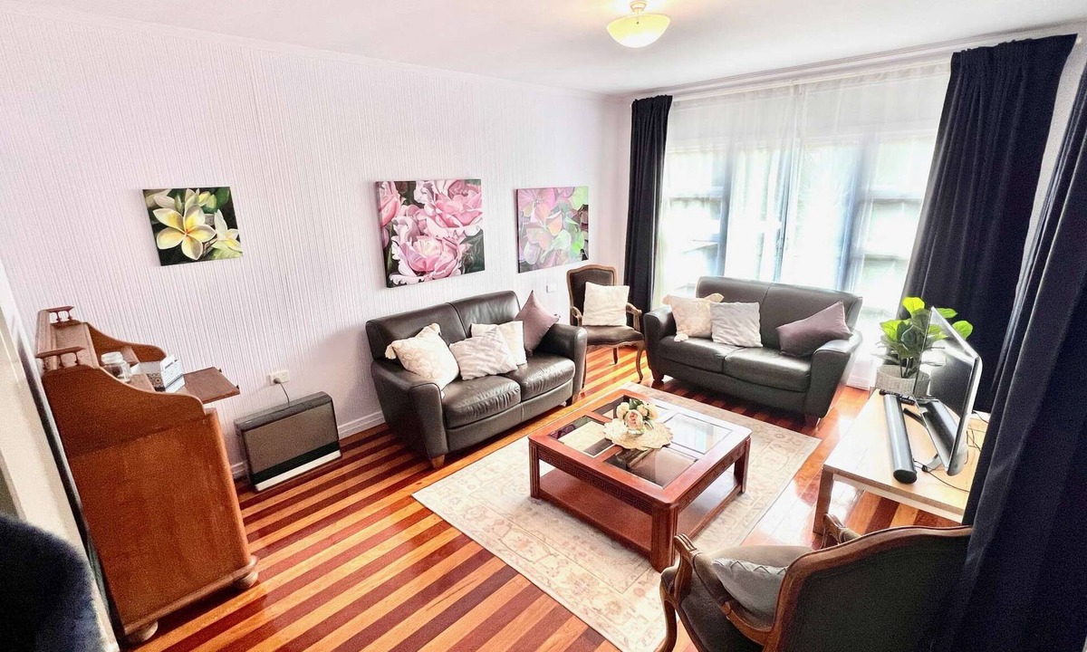 East Toowoomba House | Artist's Cottage - Cosy Home in Quiet Leafy Street