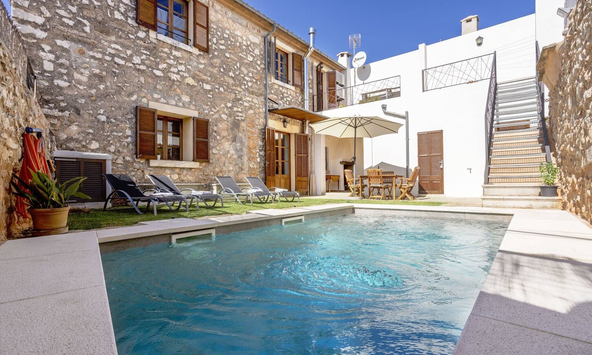 Binissalem Ski Chalet | Authentic Majorcan house with 3 bedrooms, 3 bathrooms, wifi and pool