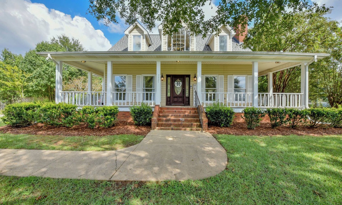 Taylorville House | Bama Farmhouse - Beautiful Pool Area!