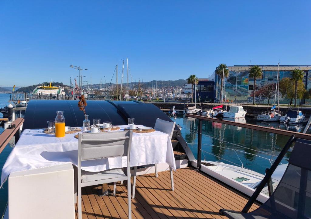 Vigo Boat Rental | Barco Different Charter - Experiencia Única en el Puerto Deportivo de Vigo