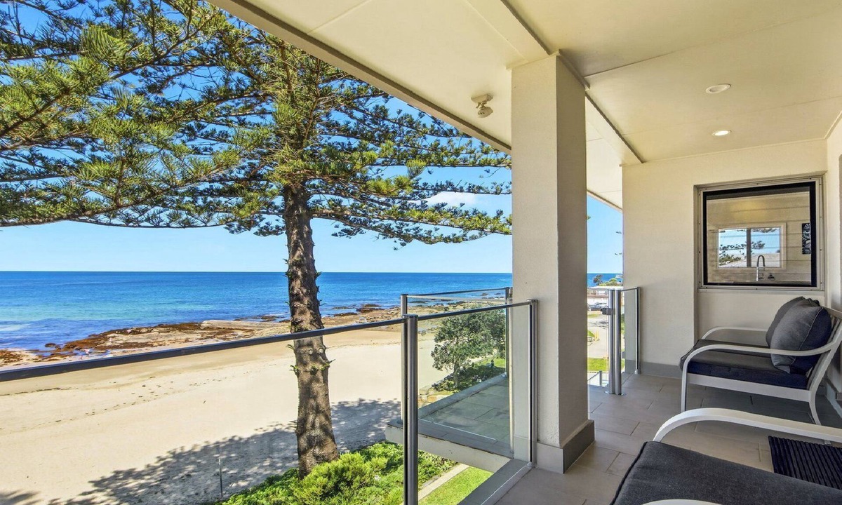 The Entrance House | Beachfront Breeze - Family Getaway by HolidayCo.
