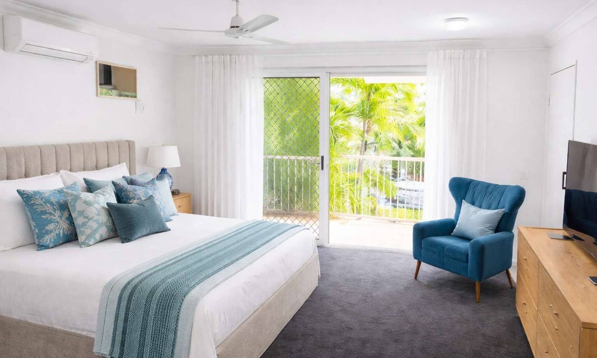 North Ward Apartment | Beachside 2BR Apartment with Parking 1 Min Walk to The Strand Townsville