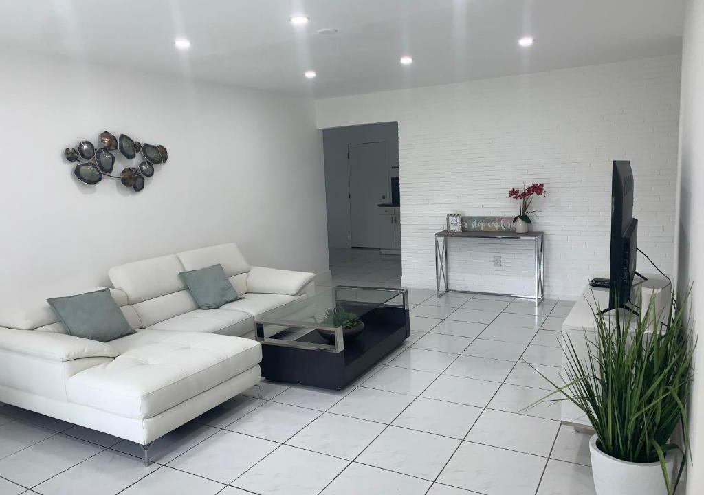Hallandale Beach House | Beautiful 3bed/2 bath Hallandale Beach Home