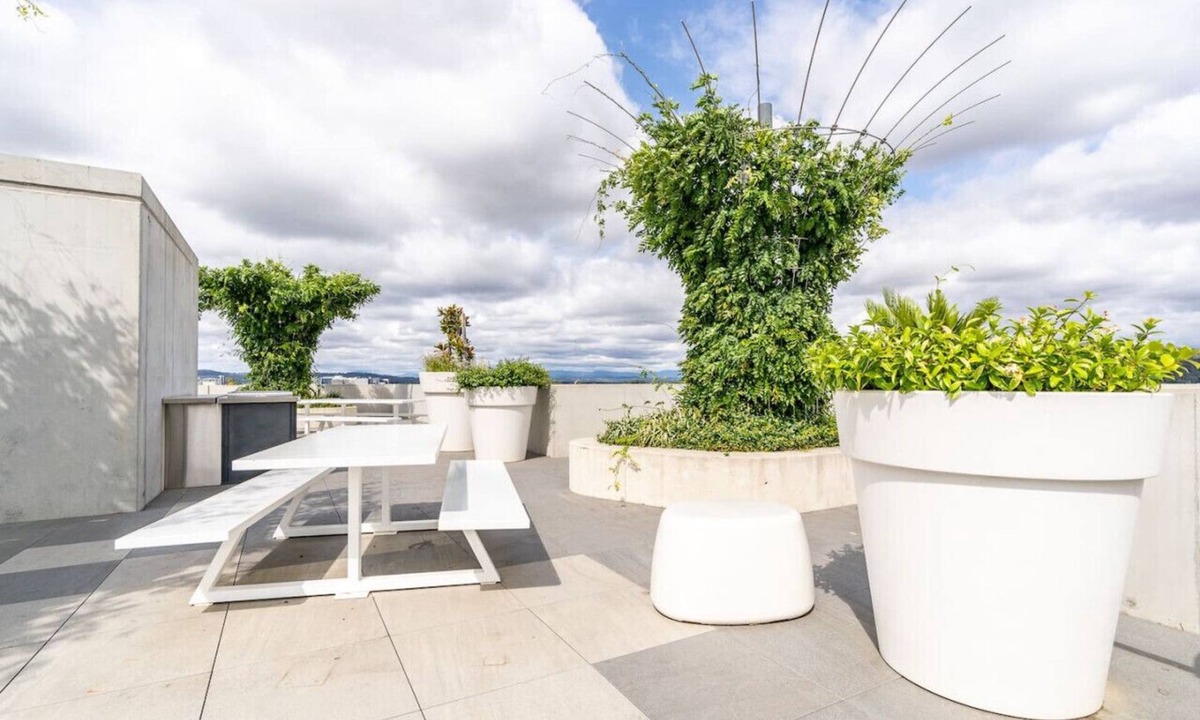 Turner Apartment | Beautiful Art Apartment near Tram and Shops!