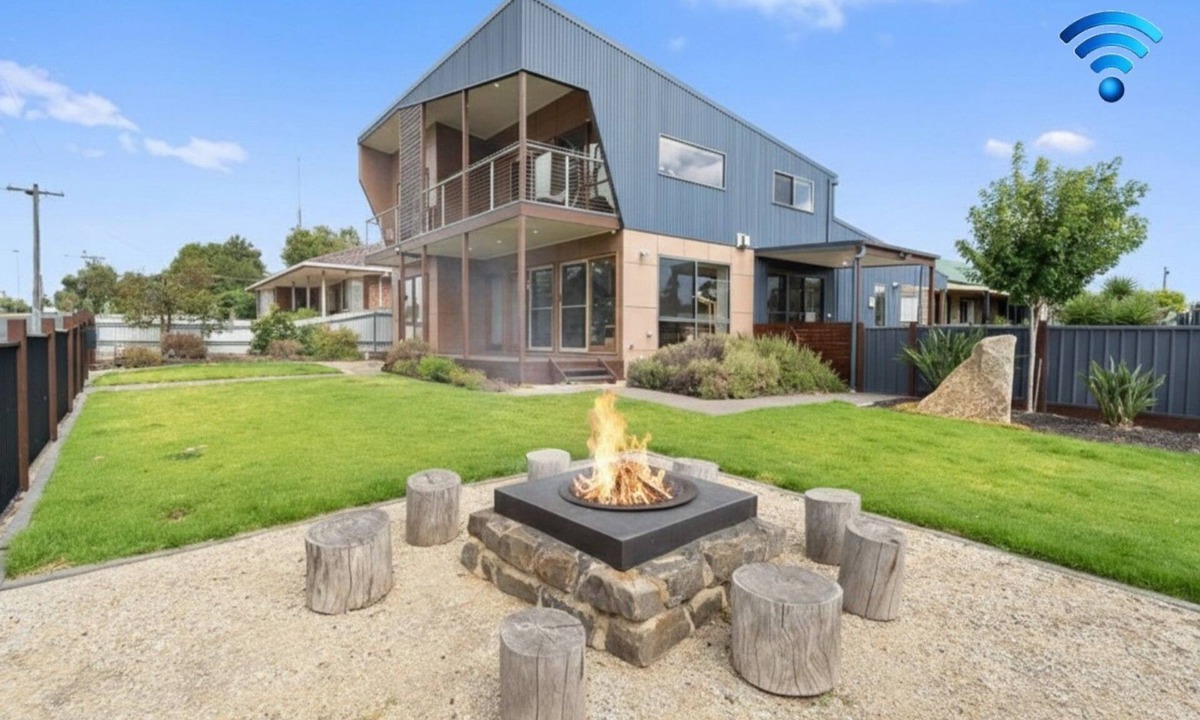Eaglehawk House | Bendigo Lakeside - settle into your lakeside haven