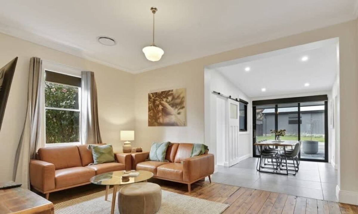 Orange House | Best Nest on March. Firepit Cottage. Walk to CBD.