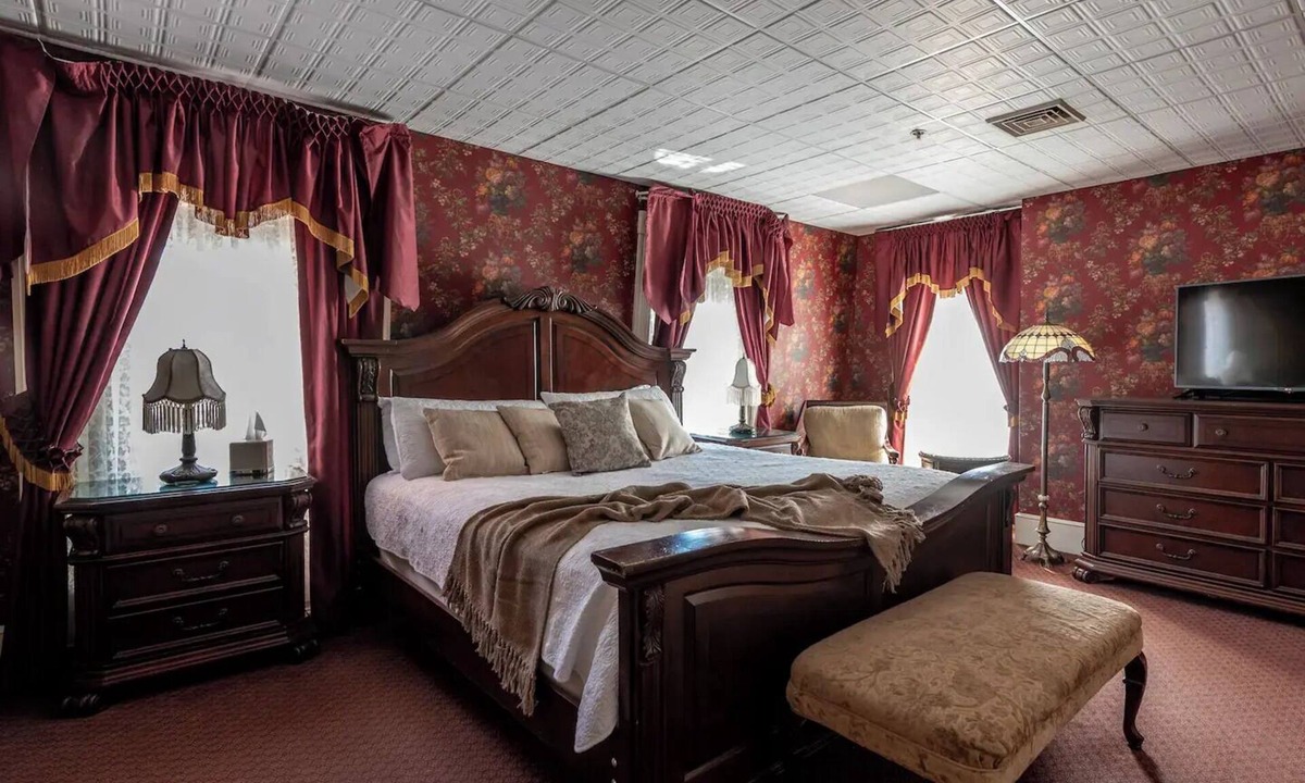 Geneseo Bed & Breakfast | Bethia Room - Big Tree Inn - In-Room Jacuzzinn