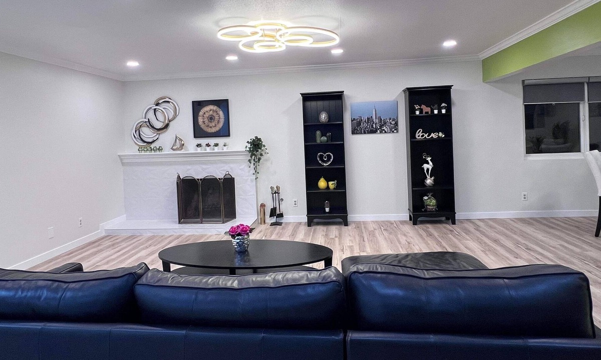 Fountain Valley House | Big home near Beaches, Knott Berry Farm, Disneyland