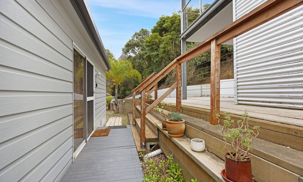 Lakes Entrance House | Bird and Beach: Close to walking trails leading to the beach and Lake Bunga