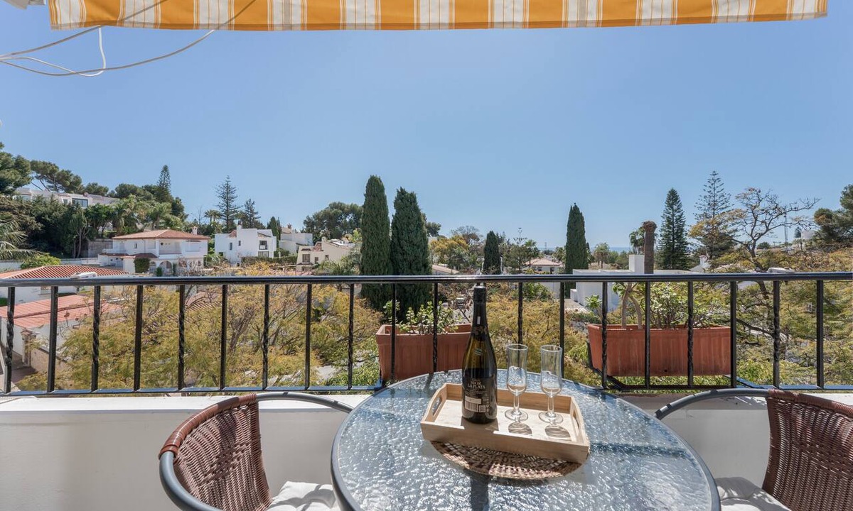 Nueva Andalucia Apartment | Boho Studio Apartment with Balcony, Wi-Fi and Air Conditioning