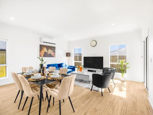Greenbank House | Brand New Comfy Home 4Bedroom designer furniture