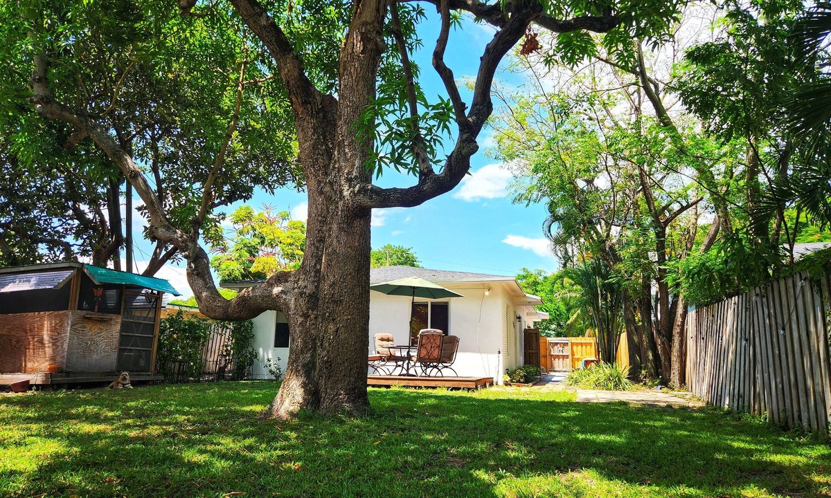 La | Poinciana Park