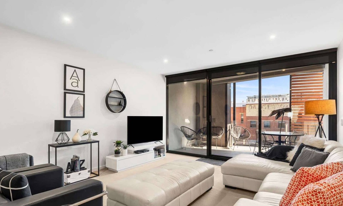 Geelong Apartment | Bright 3-Bed Apartment by Western Beach