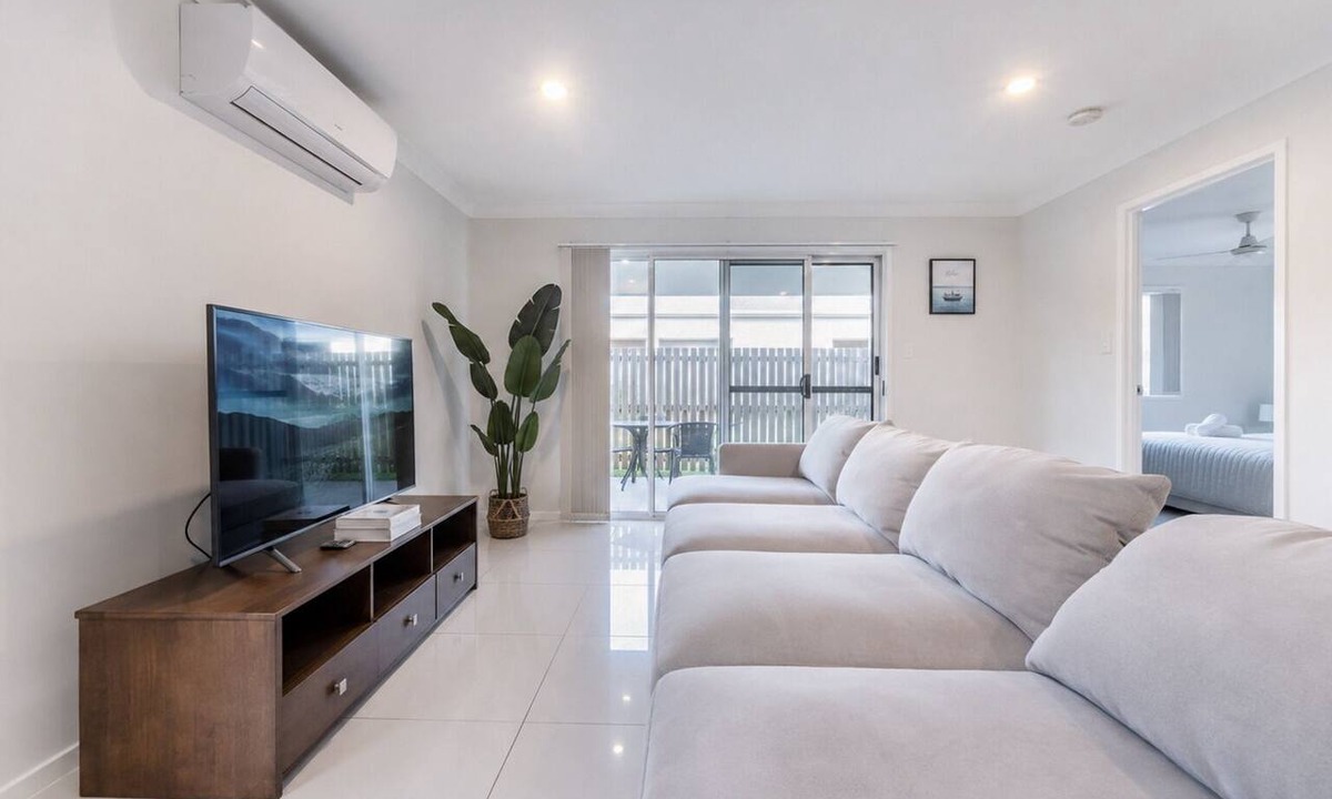 Pimpama House | Bright Family Retreat Near Theme Parks - Holiday Home