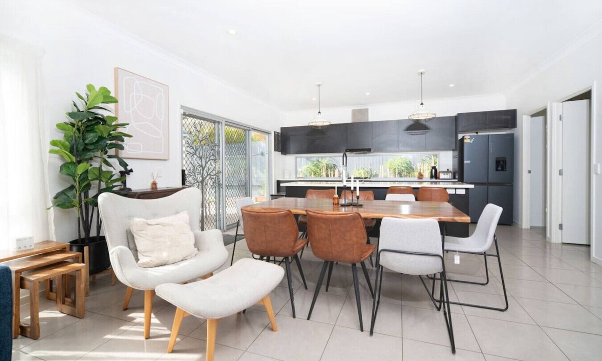 Heathwood House | Bright & Welcoming Family Home | Heathwood